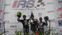 Syahrul Amin (kiri) sukses merebut dua gelar pada Kejuaraan Nasional Indospeed Racing Series (IRS) 2016 meski kalah dari murid Valentino Rossi, Imanuel Putra Pratna (tengah), pada balapan terakhir kelas 250cc. (Bola.com/Andhika Putra)