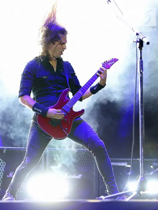 Aksi gitaris Megadeth, Kiko Loureiro saat tampil menghibur penonton Jogjarockarta 2018 di Stadion Kridosono, Yogyakarta (27/10). Megadeth mengakhiri penampilannya dengan lagu 'Holy Wars... The Punishment Due'. (Fimela.Com/Bambang E.Ros)