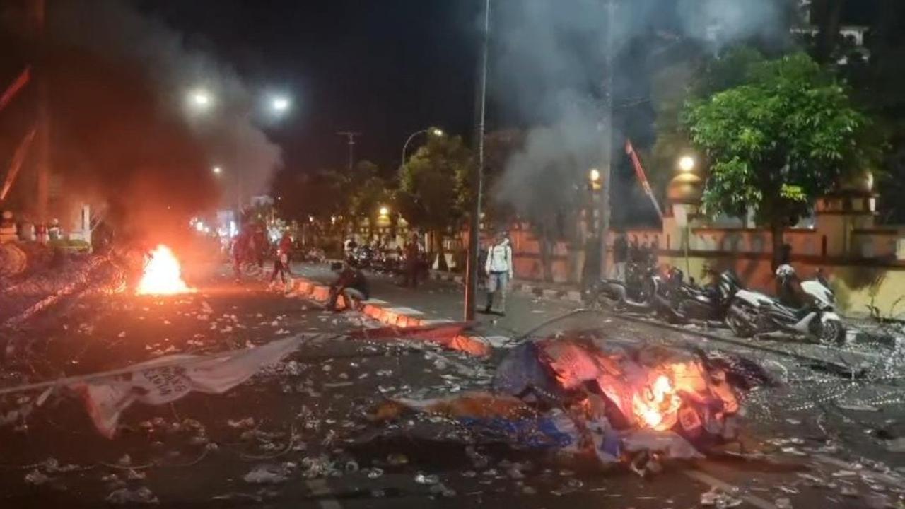 Ricuh Demo Tolak Kenaikan PBB-P2 di Bone, Polisi Tembakkan Gas Air Mata Bubarkan Pendemo