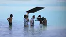 Hanung Bramantyo, terjun langsung ke tengah laut untuk syuting film barunya. (Foto: Instagram/@hanungbramantyo)