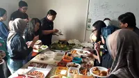 Sudut lain lantai 5, juga dipenuhi makanan hasil potluck redaksi Liputan6.com. (Liputan6.com/Edu Krisnadefa)