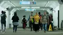 Penumpang berjalan melalui terowongan penyeberangan penumpang di Stasiun Manggarai Jakarta, Senin (20/3). Terowongan dengan panjang 60 meter dan lebar 7 meter tersebut telah selesai dibangun dan sudah dapat di akses. (Liputan6.com/Gempur M. Surya)