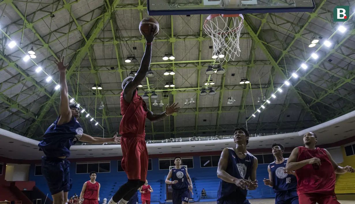 Pebasket Indonesia, Jamarr Johnson, berusaha memasukan bola saat ujicoba melawan Satria Muda dan Pelita Jaya di GOR Soemantri, Jakarta, Selasa (7/8/2018). Indonesia menang 113-75 atas SM dan PJ. (Bola.com/Vitalis Yogi Trisna)