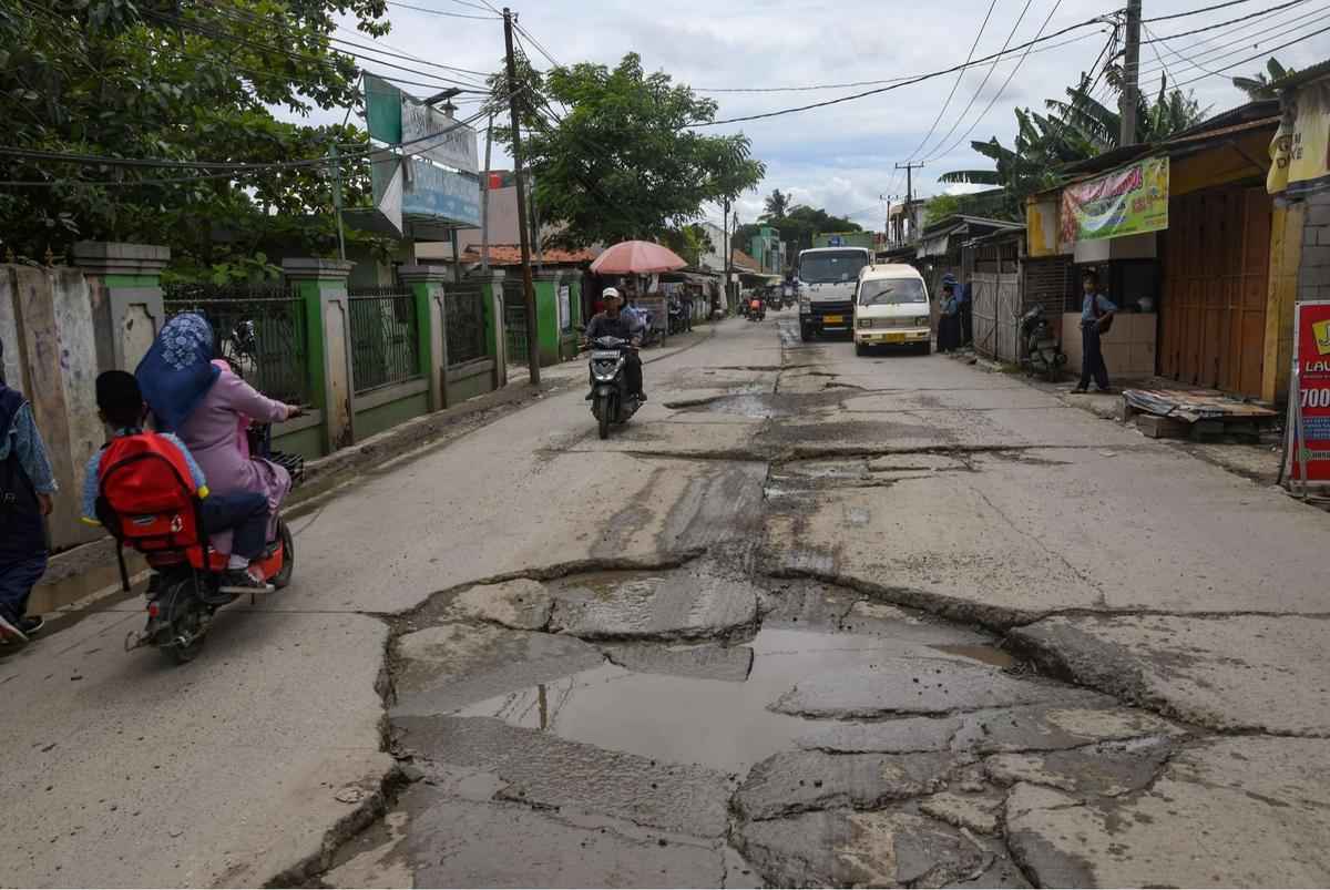 Kondisi Jalan Raya Tanjung Pasir Tangerang Rusak Parah Akibat Dilewati Truk-Truk Besar