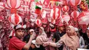 Orang-orang membeli dekorasi dengan warna bendera nasional Indonesia, Merah-Putih, di Jakarta pada Minggu 11 Agustus 2024. (Yasuyoshi CHIBA/AFP)