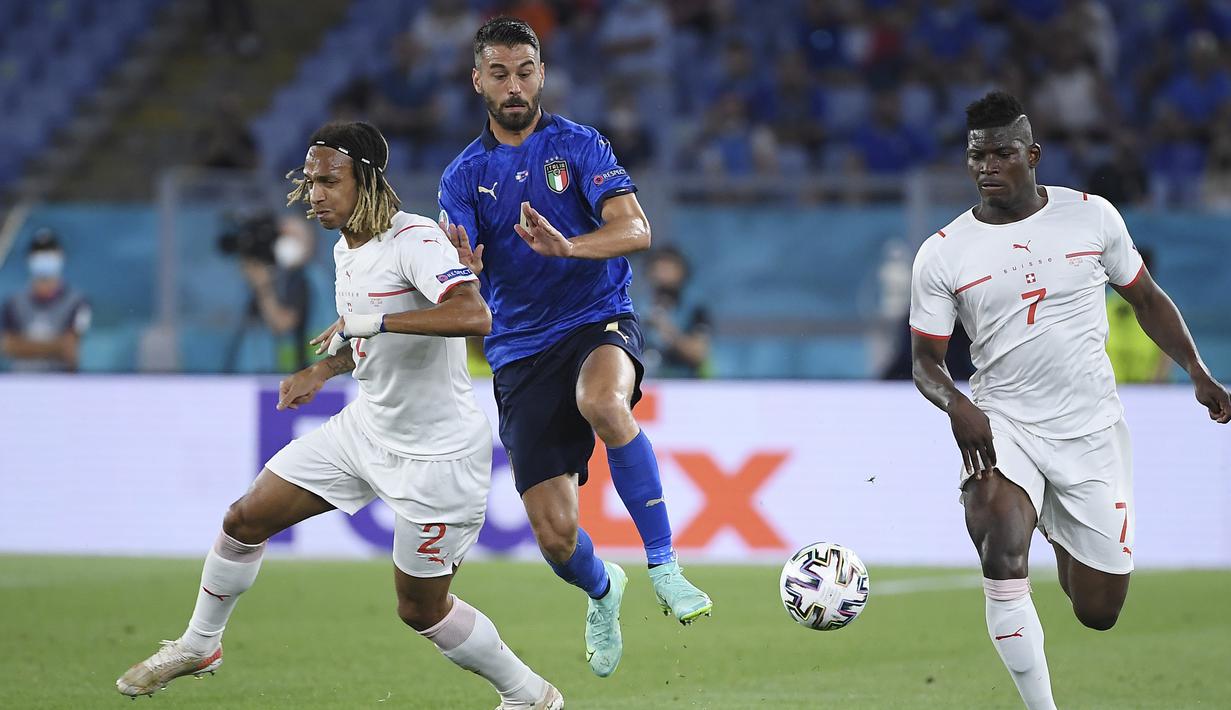 Italia langsung mengambil inisiatif menyerang di awal laga. Pada menit ke-10, bek Leonardo Spinazzola melakukan penetrasi dari sisi kanan untuk melepaskan umpan yang ditanduk Ciro Immobile. Sayang tandukannya masih melebar. (Foto: AP/Pool/Ettore Ferrari)