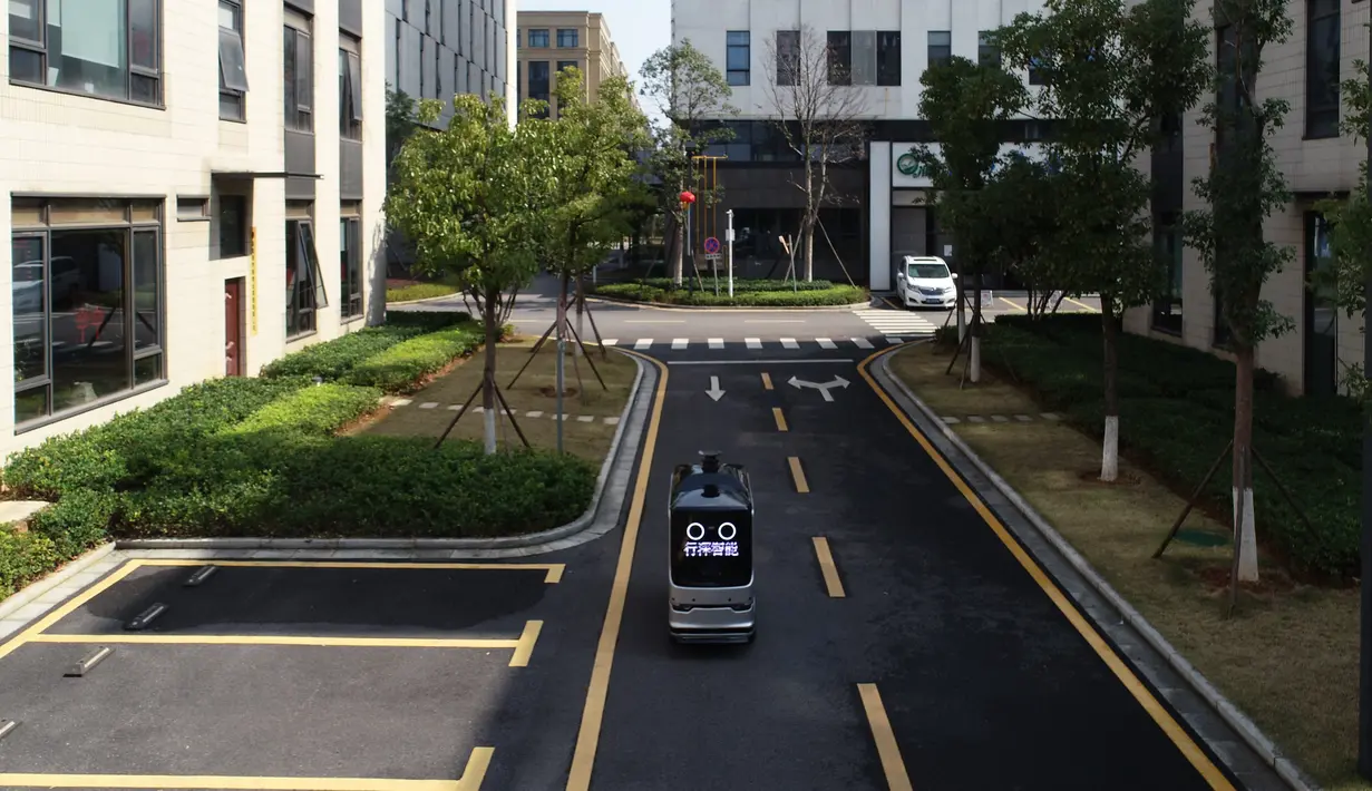 Foto dari udara menunjukkan robot pengiriman yang mengantar makan siang di Changsha, Provinsi Hunan, China, 14 Februari 2020. Dua robot pengiriman dialihfungsikan untuk mengantar makan siang dan makan malam bagi para karyawan di perusahaan yang melanjutkan produksi di kawasan itu. (Xinhua/Xue Yuge)