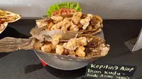 Hampers hidangan khas Ujung Pandang dari RM Sari Laut Ujung Pandang. (Liputan6.com/Dinny Mutiah)