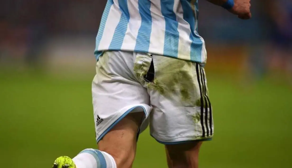 Celana Pablo Zabaleta dari Argentina terlihat robek (15/6/2014) (AFP Photo/Christophe Simon)