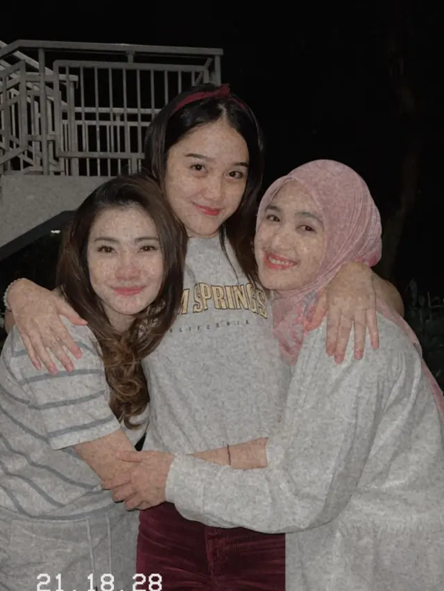 Momen perpisahan Esta Pramanita dengan pemain Love Story The Series (Foto: Instagram @estapramanita)