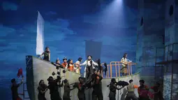Para pemeran teater tampil dalam pertunjukan musikal Senja Teduh Pelita di Graha Bhakti Budaya, Taman Ismail Marzuki (TIM), Jakarta, Jumat (3/7/2026). Musikal ini diadaptasi dari lagu grup musik Maliq & D’Essentials yang  menceritakan tentang sekelompok anak-anak di masa depan yang berusaha membangun kembali dunia yang sudah hancur dan menyelamatkan orangtua mereka.(Kapanlagi.com/Budy Santoso)