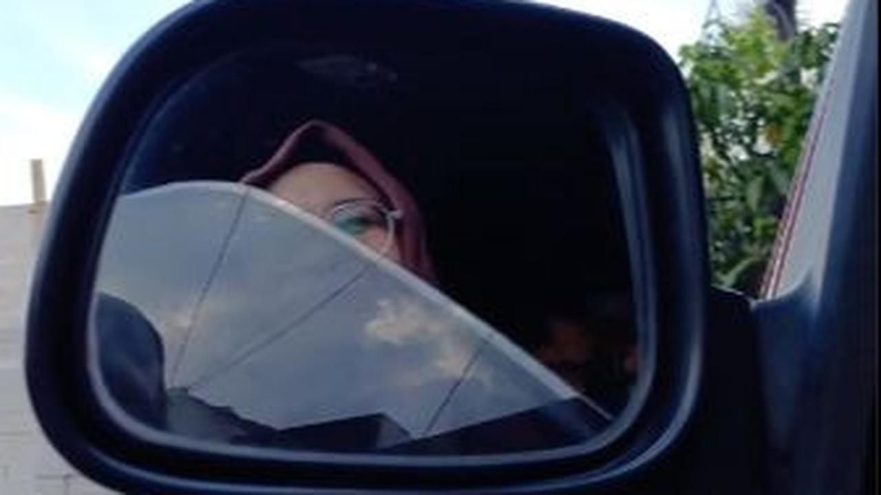 Momen yang diunggah gadis ini sontak berhasil menarik simpati masyarakat dikarenaka captionnya.&nbsp;
