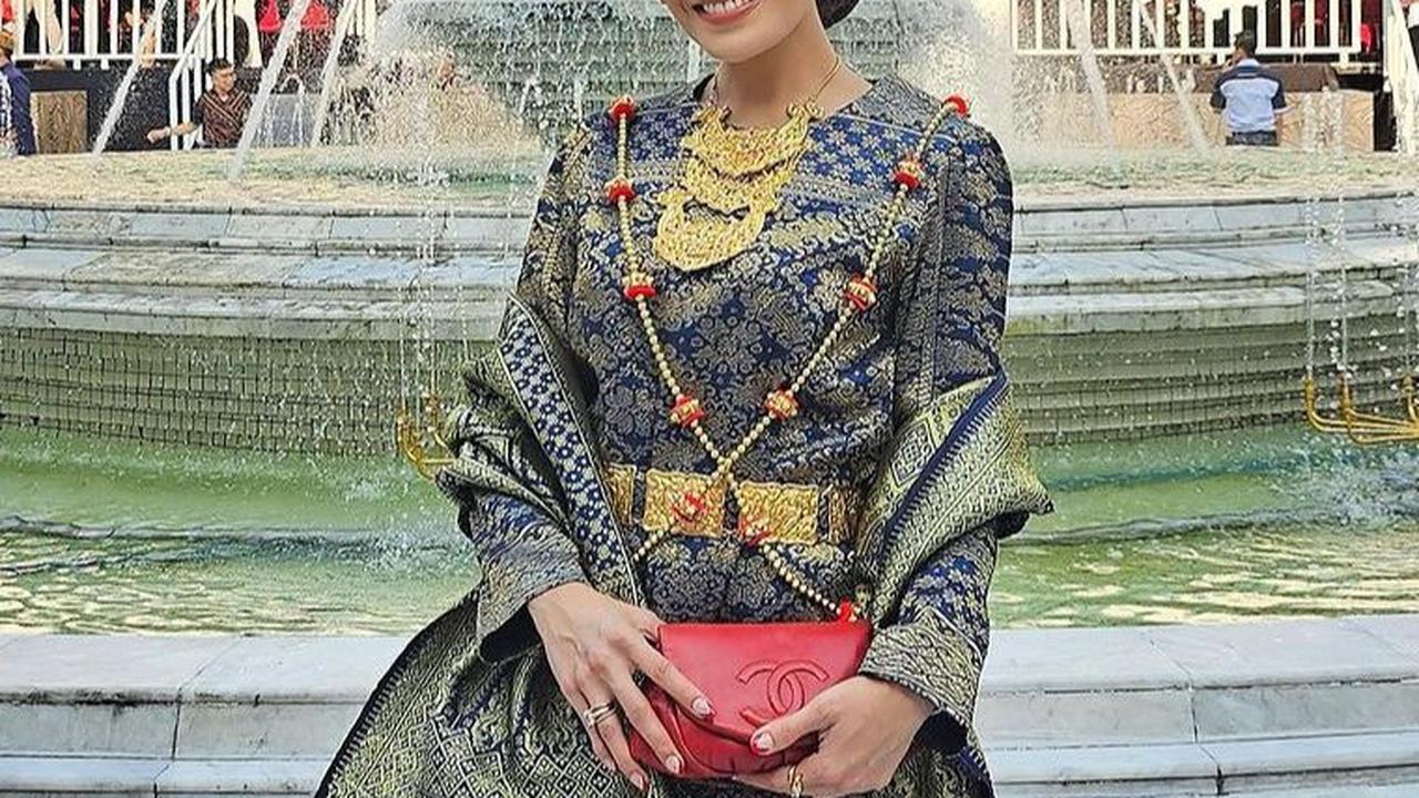 Presenter ternama Ayu Dewi juga hadir di upacara HUT ke-78 RI. Pada kesempatan ini, Ayu memilih busana adat Lampung sebagai outfit menghadiri undangan kepresidenan.