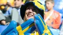 Suporter wanita Swedia tersenyum menunggu pertandingan antara Swedia melawan Swiss pada babak 16 besar Piala Dunia 2018 di Stadion Saint Petersburg, Rusia (3/7). Swedia berhasil mengalahkan Swiss 1-0 dan melaju ke babak 8 Besar. (AFP Photo/Olga Maltseva)