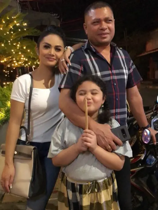 "Karena suami saya base bekerja di Timor Leste jadi tiap hari ada cerita. Alhamdulillah memang kegiatan saya bernyanyi cukup padat, tapi yang jadi poin penting suami saya mengijinkan saya come back bernyanyi," pungkasnya. (Instagram/krisdayantilemos)