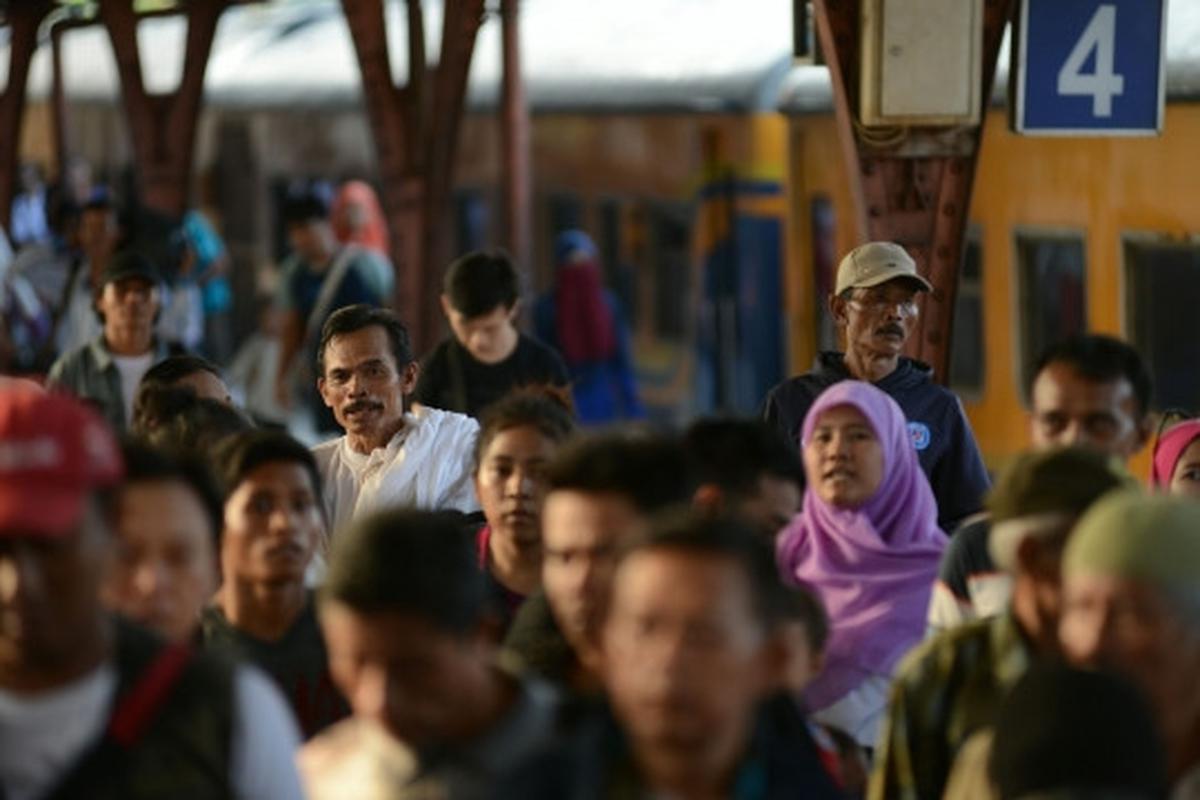 H+4 Lebaran, pemudik mulai padati Stasiun Pasar Senen