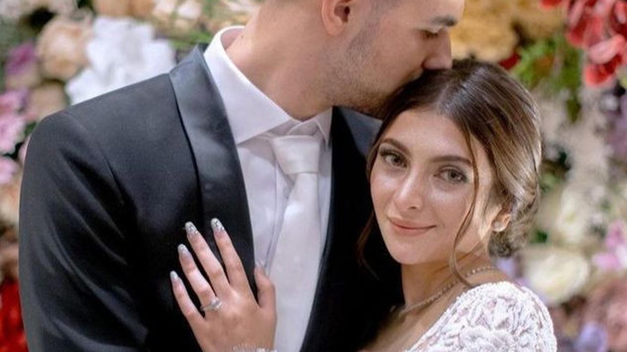 Cantik Bak Princess, Potret Sarah Keihl Tampil Pakai Gaun Putih di Hari Pernikahannya