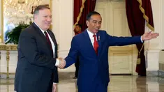 Presiden Joko Widodo menerima kunjungan Menteri Luar Negeri AS Mike Pompeo di Istana Merdeka, Jakarta, Minggu (5/8). Dalam pertemuan tersebut membahas sejumlah isu mulai dari kerja sama ekonomi kedua negara. (AP Photo/Achmad Ibrahim, Pool)