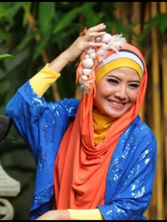 Setelah perceraiannya itu, perempuan kelahiran Cirebon 1976 itu semakin aktif dengan kegiatan sosial. Beberapa tempat telah disambangi. Termasuk ditengah hutan di daerah Bukit Barisan, Sumatera Barat. (Istimewa)