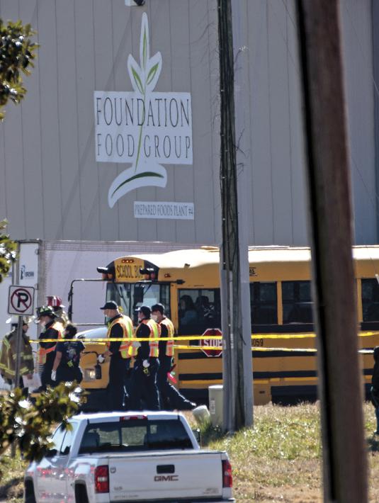 Karyawan berkumpul menyusul kebocoran nitrogen cair di luar situs Foundation Food Group di Gainesville, Kamis (28/1/2021). Juru bicara Foundation Food Group, Nicolas Ancrum, menuturkan bahwa saluran nitrogen yang ada di pabrik itu rusak hingga berujung kebocoran. (Scott Rogers//The Times via AP)