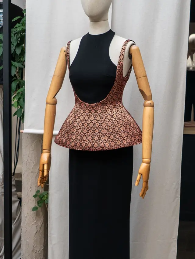 Easthedra dari The Rizkianto, Tenun Bertemu Tailoring Milan dalam Siluet Memikat