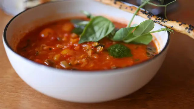 Ingin Membuat Sup yang Kaya Rasa? Coba Resep Sup Tomat Roasted Paprika dengan Rasa Smoky yang Hangat dan Lezat