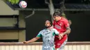 <p>Pemain Semen Padang, Tin Martic (kanan) memenangi duel udara dengan pemain PSS Sleman, Phil Ofosu Ayeh pada laga pekan ke-3 BRI Liga 1 2024/2025 di Lapangan STIK-PTIK, Jakarta Selatan, Senin (26/8/2024). (Bola.com/Bagaskara Lazuardi)</p>