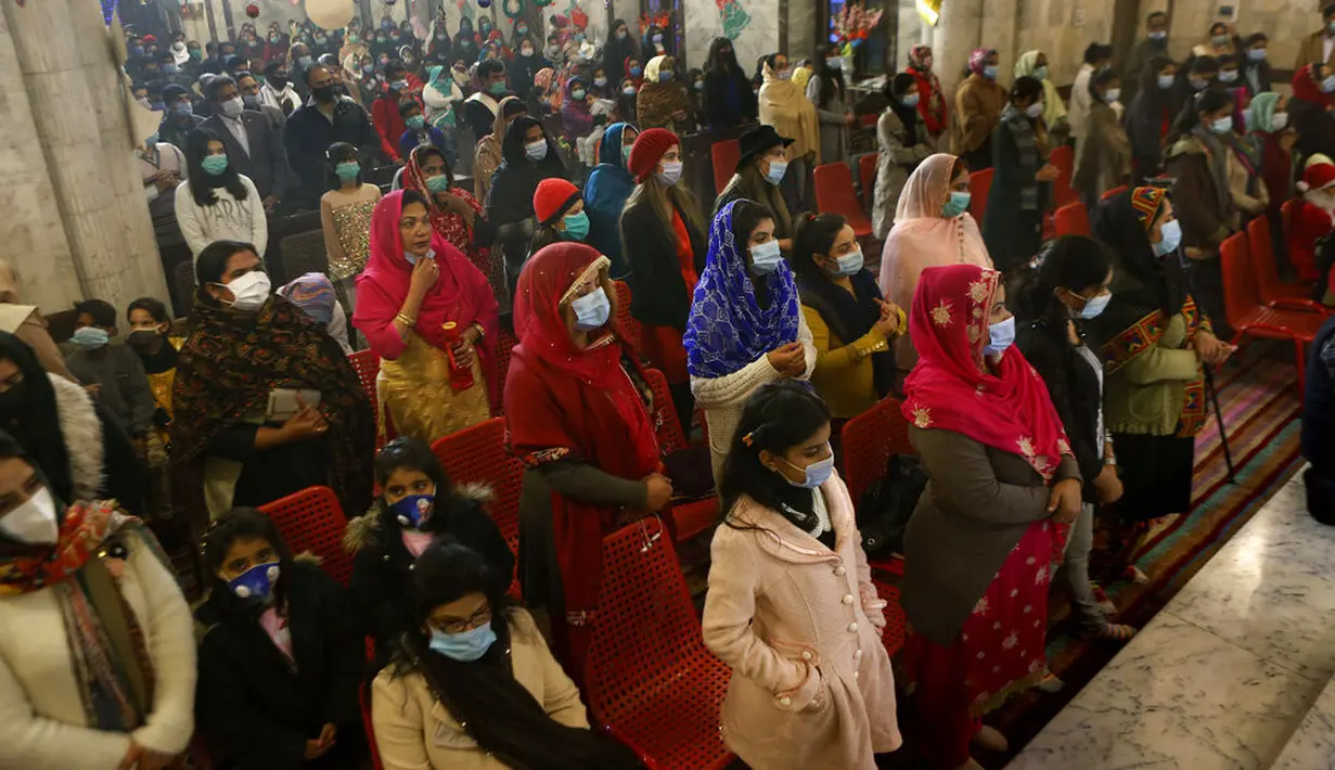 Umat Kristiani menghadiri misa pada malam Natal di Gereja St. Anthony, Lahore, Pakistan, Jumat (25/12/2020). Natal tahun ini dirayakan oleh umat Kristiani dunia di tengah pandemi COVID-19. (AP Photo/K.M. Chaudary)