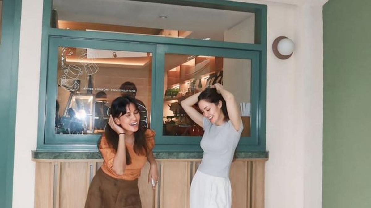 6 Potret Cathy Sharon dan Titi Radjo Padmaja Tampil Bersama, Kompak Memesona dengan Gaya Berbeda