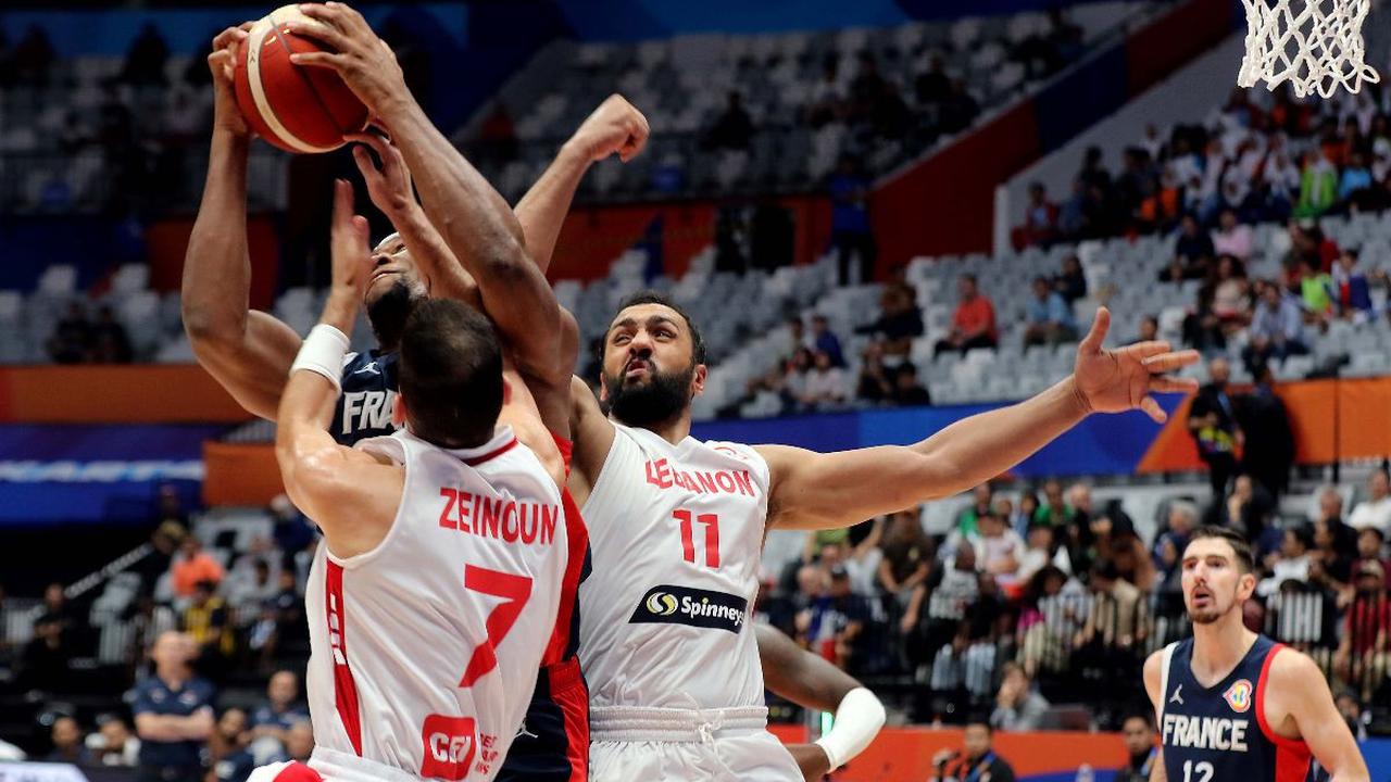 Dua pemain timnas basket Lebanon, Ali Haidar (kanan) dan Karim Zeinoun menahan laju pebasket Prancis pada penyisihan Grup H FIBA World Cup 2023 di Indonesia Arena, Gelora Bung Karno, Jakarta, Selasa (29/8/2023).