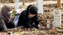 Seorang wanita menangis saat mengunjungi makam kerabat yang meninggal karena COVID-19 di TPU Rorotan, Jakarta, Rabu (7/7/2021). Di seluruh negeri, virus corona COVID-19 kembali menyebar dengan cepat dengan meledak di luar kapasitas dan pasokan oksigen habis. (AP Photo/Tatan Syuflana)