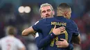 Antoine Griezmann resmi mengumumkan pengunduran dirinya dari sepak bola internasional. Tampak dalam foto, pemain depan timnas Prancis, Antoine Griezmann (kiri) bersama Kylian Mbappe saat merayakan gol pertama timnya selama pertandingan sepak bola Grup D Piala Dunia Qatar 2022 melawan Denmark di Stadion 974 di Doha pada 26 November 2022. (FRANCK FIFE/AFP)