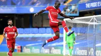 Striker Liverpool, Sadio Mane selebrasi setelah menjebol gawang Chelsea di Stamford Bridge, Minggu (20/9/2020). (Michael Regan/AFP)