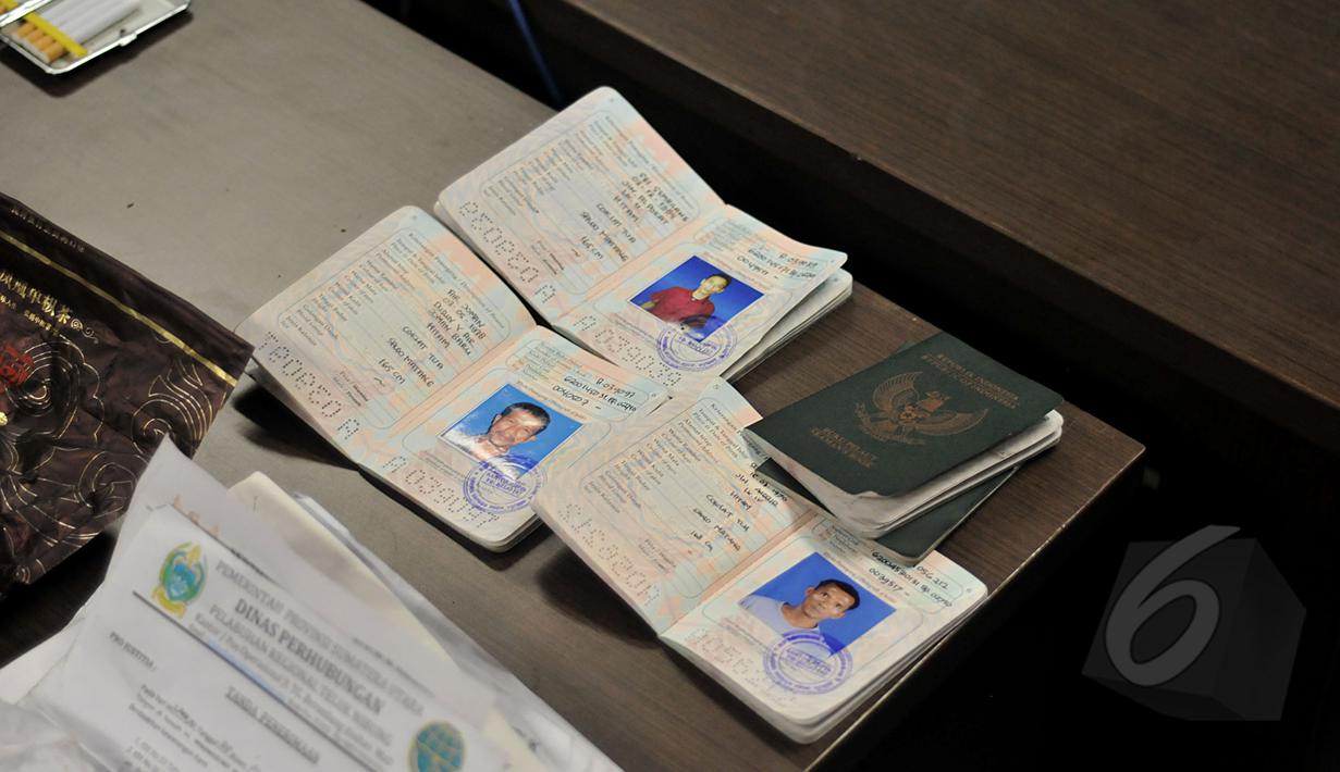 Lima buah paspor ditunjukkan petugas saat merilis penyelundupan narkotika jenis sabu seberat 10 kg di Gedung BNN, Jakarta, Kamis (16/4/2015). BNN menggagalkan transaksi narkotika jenis sabu dari Malaysia ke Indonesia. (Liputan6.com/Johan Tallo)