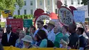 Demonstran berkumpul di dekat Gedung Putih di Washington, AS, Kamis (1/6). Demonstran memprotes keputusan Donald Trump yang menarik AS dari perjanjian Paris tentang perubahan iklim yang disepakati pada 2015. (AP/ Susan Walsh)