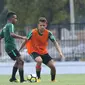 Pemain Timnas Indonesia U-19, Egy Maulana Vikri (tengah) saat latihan jelang laga perdana Grup A Piala AFC U-19 di Lapangan A Kompleks GBK, Jakarta, Rabu (17/10). Indonesia akan melawan Chinese Taipei, Kamis (18/10). (Liputan6.com/Helmi Fithriansyah)