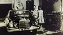 Sepasang suami istri berfoto bersama Mercedes-Benz S-Class W108 di Jl. Flores, Surabaya tahun 1961. (Source: Instagram/@perfectlifeid)