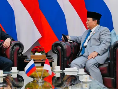 Foto selebaran yang diambil dan dirilis pada 25 Februari 2025 oleh Istana Kepresidenan Indonesia ini menunjukkan Presiden Indonesia Prabowo Subianto (kanan) saat menerima kunjungan Sekretaris Dewan Keamanan Rusia Sergei Shoigu di Istana Kepresidenan, Jakarta. (Foto: Handout/Istana Kepresidenan Indonesia/AFP)