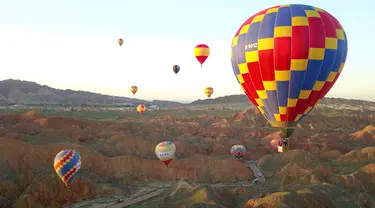 Balon udara terbang di langit Zhangye Geopark di Zhangye, Provinsi Gansu, China, 26 Juli 2020. Taman geologi ini diakui sebagai Global Geopark oleh Dewan Eksekutif Organisasi Pendidikan, Keilmuan, dan Kebudayaan PBB (UNESCO) dalam sidang ke-209 pada 7 Juli 2020. (Xinhua/Fan Peishen)