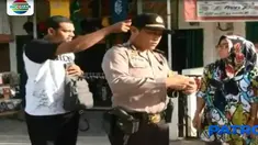 Seorang wanita yang sedang berjalan kaki di Kota Palembang, menjadi korban kawanan jambret yang salah satunya mengenakan seragam pengemudi ojek daring.
