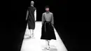 Model berjalan di atas catwalk memperagakan busana muslim Autumn/Winter 2017 karya desainer Indonesia, Rani Hatta saat acara Tokyo Fashion Week di Tokyo, Jepang, Rabu (22/3). (AFP Photo / Behrouz Mehri)