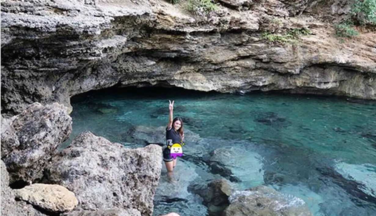 Seakan memberi jawaban yang belum lama ini beredar terkait hubungannya dengan Rabbani. Melalui instagram story Jumat (27/4/2018), anak sulung Anang Hermansyah dan Krisdayanti itu seakan memberikan statusnya terkini. (Instagram/aurelie.hermansyah)