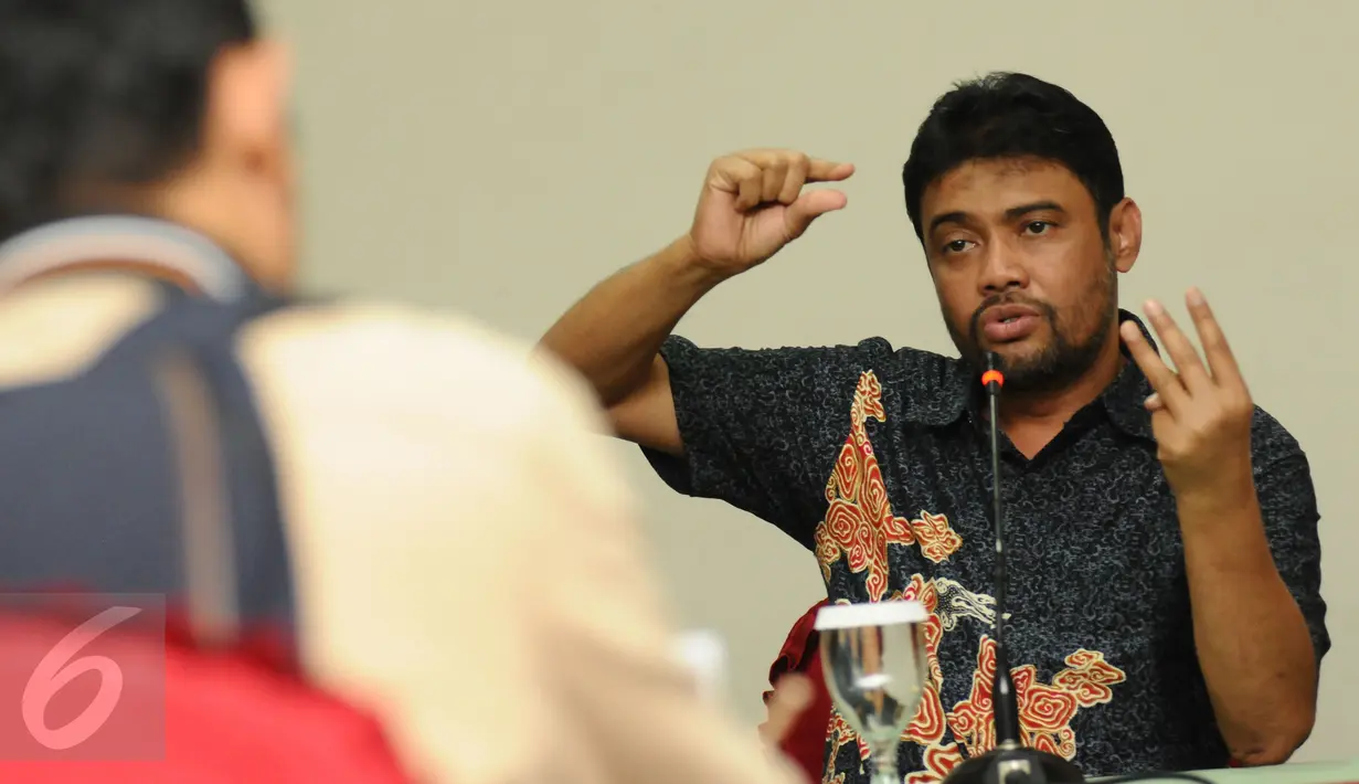 Presiden FSPMI/KSPI, Said Iqbal memberikan keterangan terkait tutupnya dua perusahaan elektronik Jepang, PT Panasonic dan PT Toshiba, Jakarta, Selasa (2/2/2016). Menurut Iqbal, gelombang PHK akan terjadi pada Maret 2016. (Liputan6.com/Helmi Fithriansyah)