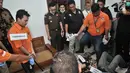 Tersangka Haris Simamora melakukan adegan rekonstruksi pembunuhan keluarga Diperum Nainggolan di Jalan Bojong Nangka, Bekasi, Rabu (21/11). Tersangka pembunuhan satu keluarga di Bekasi itu menjalani 37 adegan rekonstruksi. (Merdeka.com/Iqbal S. Nugroho)