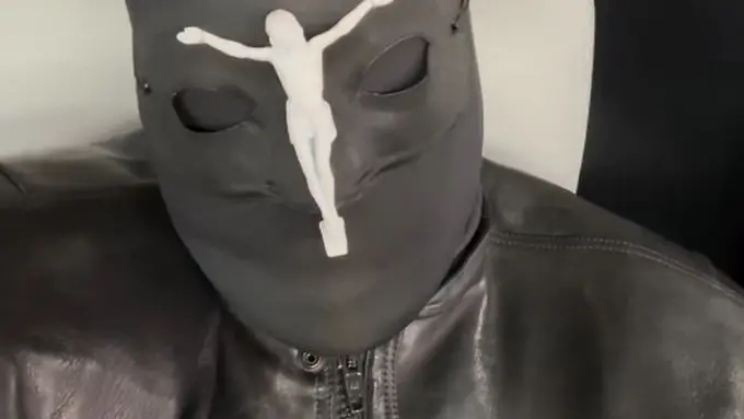 Kanye West Kenakan Topeng Alexander McQueen (Instagram/kanyewest)