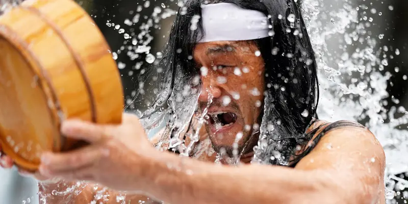 Sucikan Jiwa, Penganut Shinto di Jepang Jalani Ritual Mandi Air Dingin