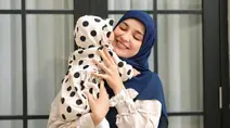 Bagikan foto gendong Humaira di laman Instagramnya, netizen kembali ramai bertanya-tanya. Baby Humaira terlihat anteng digendong oleh adik Zaskia Sungkar itu. Kehadiran Baby Humaira tentunya menambah kebahagiaan baru di tengah keluarga besar Zaskia Sungkar. Wajahnya terlihat sedikit, netizen salah fokus dengan wajah Humaira yang disebut kearab-araban. (Liputan6.com/IG/@shireensungkar)