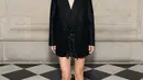 Natalie Portman tak kalah memukau mengenakan Dior Pre Fall 2024 black wool dan silk jacket di atas vest dan shorts. Penampilannya disempurnakan dengan sepatu Dior. [Dok/Dior]