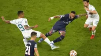 Penyerang PSG, Neymar (tengah) berebut bola dengan pemain Manchester City, Bernardo Silva dan Gabriel Jesus selama pertandingan grup A Liga Champions di Parc des Princes di Paris, Rabu (29/9/2021). PSG menang atas Manchester City dengan skor 2-0. (AP Photo/Michel Euler)