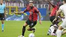 Pemain AC Milan, Olivier Giroud, menggiring bola saat melawan Lazio pada giornata ketujuh Serie A 2023/2024 di Stadion San Siro, Mingggu (1/10/2023). AC Milan menang dengan skor 2-0. (AP Photo/Luca Bruno)